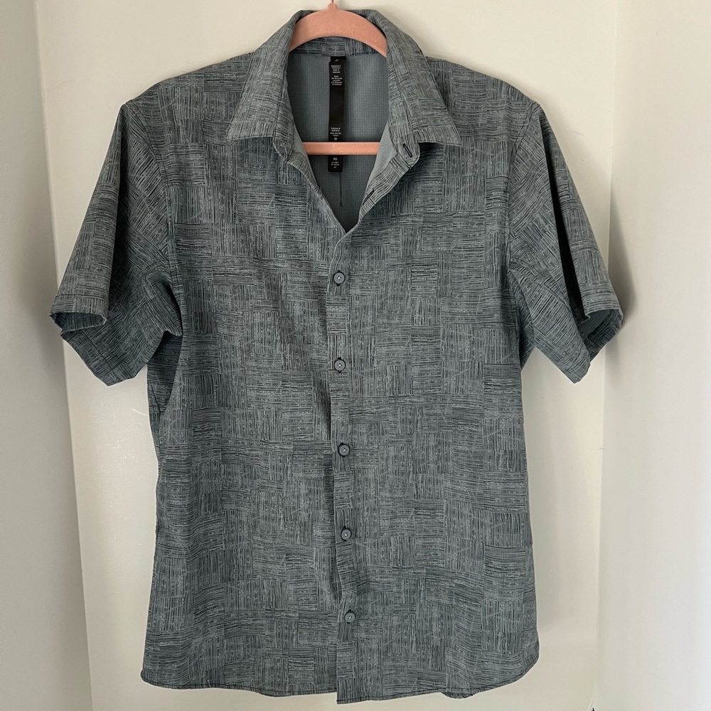 $88 Lululemon M Short-Sleeve Shirt Button-up Logo Breathable Sweat-wicking